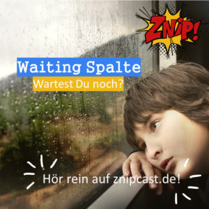 Waiting Spalte - Junge lehnt bei Regen an einer Fensterscheibe von innen und wartet
