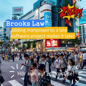 Brooks' Law - Kreuzung mit vielen Menschen in Tokio im Hintergrund