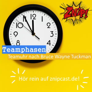 Weiße Uhr, mit schwarzen Rahmen an gelber Wand - Teamphasen - Teamuhr nach Bruce Wayne Tuckman