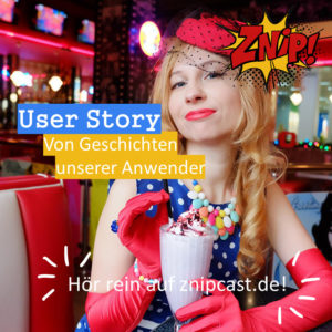 User Story - Von Geschichten unserer Anwender - Eine Dame aus den 1950ern mit rotem Hut und roten Handschuhen im Diner beim Strohhalm in einen Milkshake dippen
