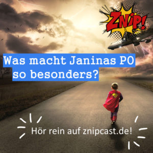 Kindt auf einer Straße, der Himmel bewölkt, fast Düster und ein Flugzeug in Richtung Absturz mit Blitzen - das Kind bewegt sich im Superheldenkostüm darauf zu - Was macht Janinas PO so besonders?
